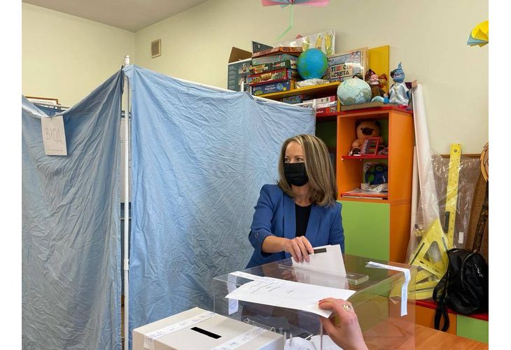 Дани Каназирева гласува в Раковски Дани Каназирева гласува в Раковски